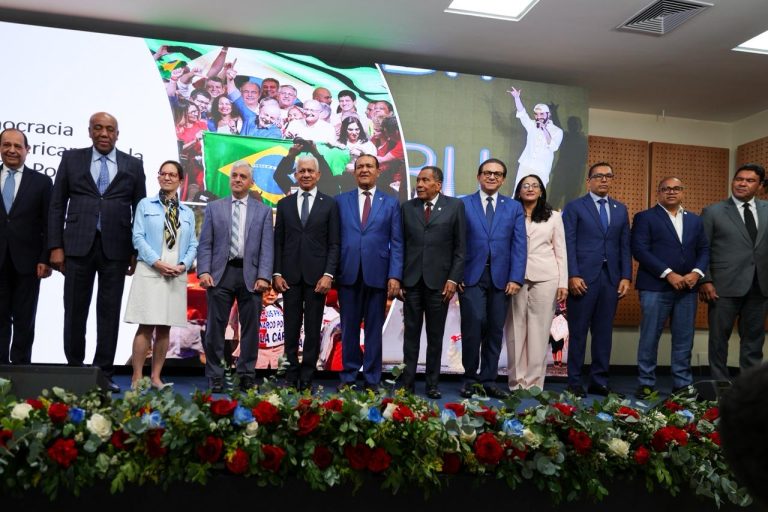 Politólogo estadounidense, Steven Levitsky, imparte en el Senado de la República la conferencia «Estado de la Democracia en América Latina”